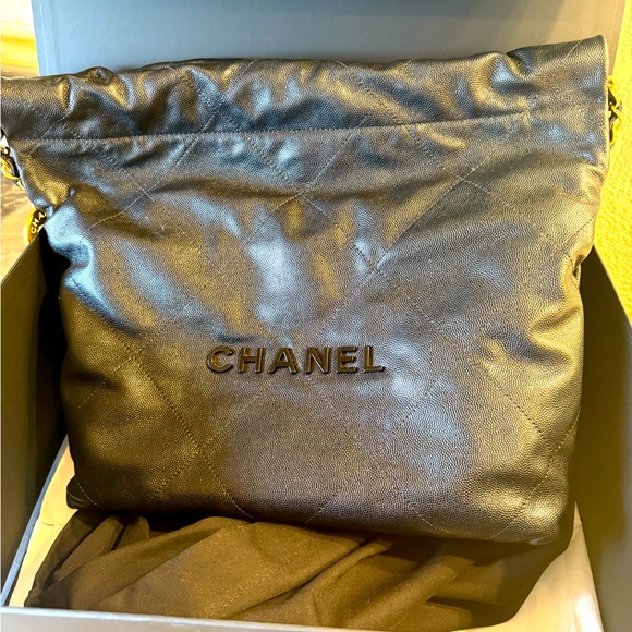 VERY RARE CHANEL 22 SMALL IN CAVIAR LEATHER
MONOCHROME BLACK,  GHW, LIKE NEW !!! - Picture 1 of 16